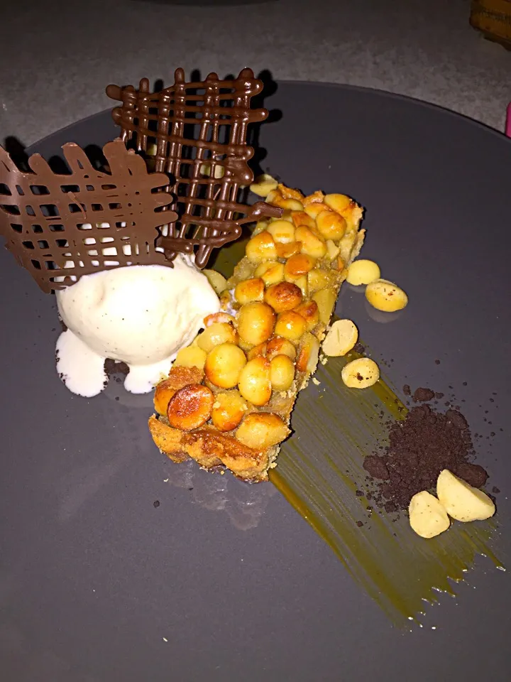 Macadamia tart with vanilla bean icecream|jessさん