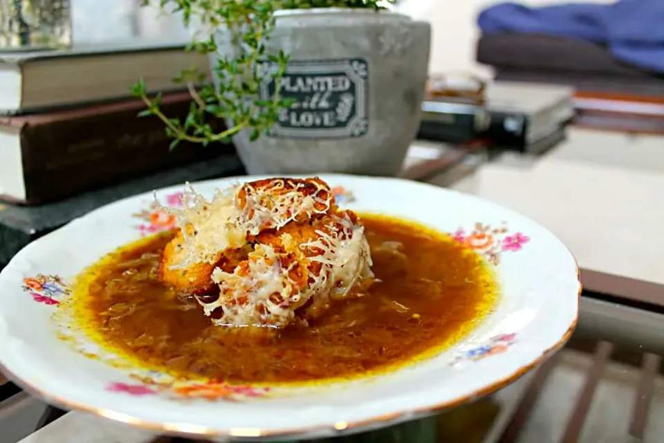 French Onion Soup with Gluten-free Vegetarian Parmesan cheese croutons.|lisaさん