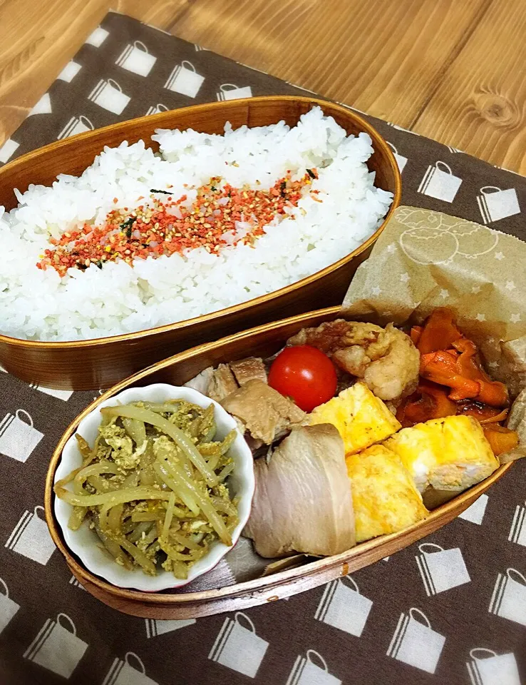 もやしのカレー醤油炒め。手作り鳥チャーシュー。トマト。卵焼き。唐揚げ。人参のオリーブオイル炒め。|Reina Reinaさん