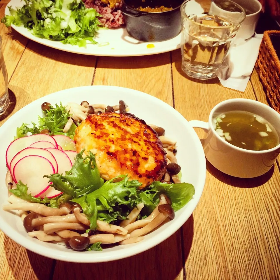 Donburi!!! Salad, mushrooms, a hamburger patty made of chicken n Tohu dressed w/ balsamic vinegar, n rice!!!;)|Hikaruさん