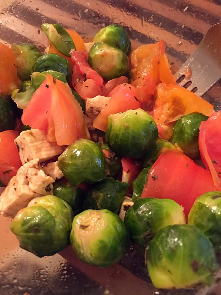 Steamed Brussels sprouts and tofu with tomatoes in a coconut-balsamic vinegar sauce with basil, thyme, rosemary and dill|georgianaさん