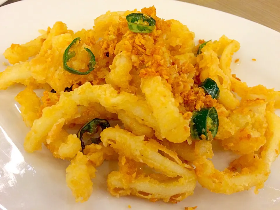 Fried squid with salt and chilly|Issara. 🍴さん