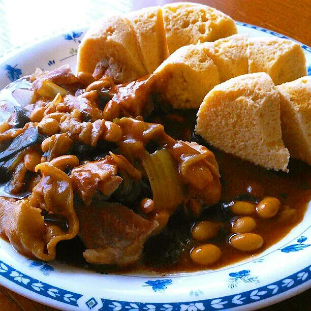 おからレンジパンと蒸した鶏モモ肉の上に大豆の水煮を使ったコンソメスープのリメイクで作ったカレーをかけてみました。|hirokoさん