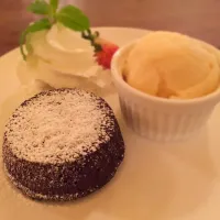 Snapdishの料理写真:choco lava with vanilla icecream :) yum|kinkubkabさん