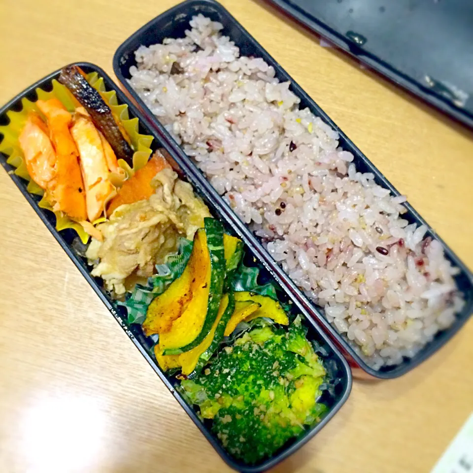 お弁当*焼き鮭*肉じゃが*かぼちゃのマヨネーズソテー*ブロッコリーの胡麻味噌和え*十六穀米|さきさん