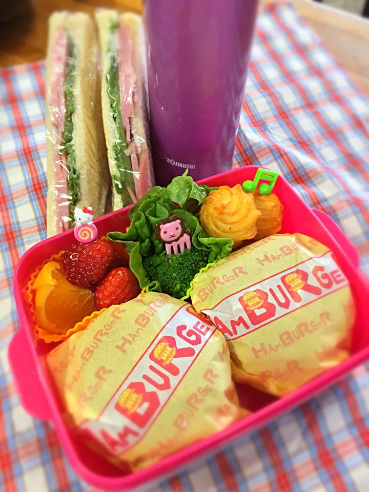 Snapdishの料理写真:チーズバーガー弁当(⊹＾◡＾)ノo.♡ﾟ｡*|Blueberry🫐さん