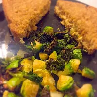 Tuna melt (w/cheese I can eat) & my fave Brussels sprouts & kale chips|Lorielle Broussardさん