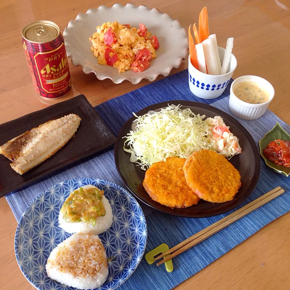 ハムカツ、焼きおにぎり、アジ、野菜スティック、塩辛、トマトと卵の中華炒め|Mikiさん