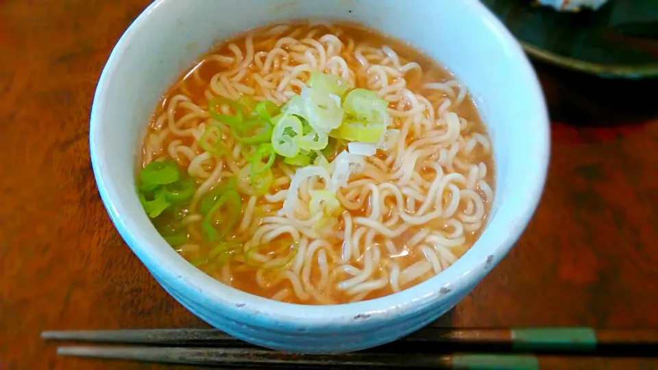 ｢即席麺をシンプルに頂く｣とでも言えば格好がつくか。インスタントラーメンです。 #めし|ｼｮﾀさん