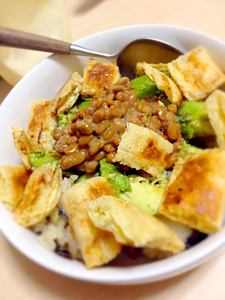 節約の日々 アボカド油揚げ納豆丼|あぼちさん