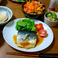 Snapdishの料理写真:＊ご飯
＊鯖の味噌煮
＊人参しりしり
＊青梗菜の柚子胡椒和え
＊冷奴
＊グリーンサラダ
＊とろろ昆布のお吸い物|ペーパー管理栄養士さん