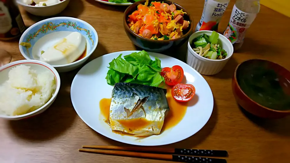 Snapdishの料理写真:＊ご飯
＊鯖の味噌煮
＊人参しりしり
＊青梗菜の柚子胡椒和え
＊冷奴
＊グリーンサラダ
＊とろろ昆布のお吸い物|ペーパー管理栄養士さん