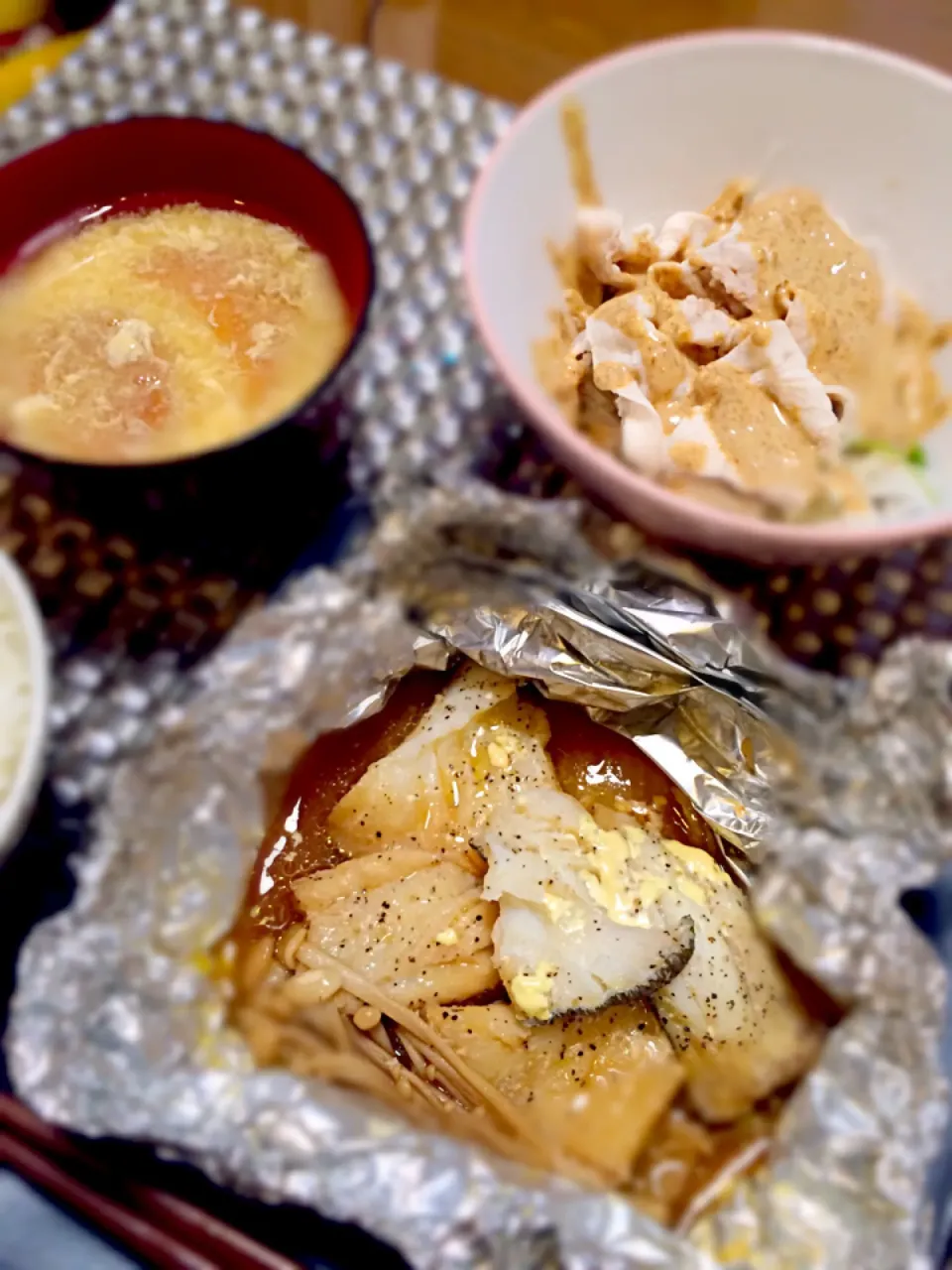 Snapdishの料理写真:タラのホイル焼、れいしゃぶさらだ、さつま揚げと卵のお味噌汁|るな♡さん