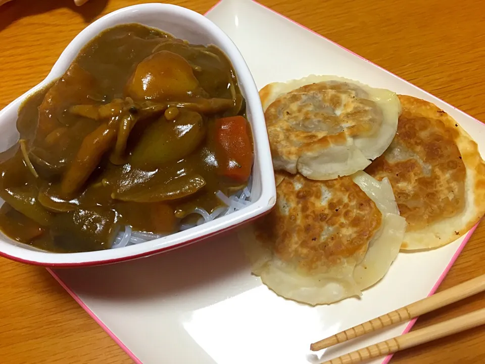 白滝DE カレーうどんと納豆とチーズの餃子(*´罒`*)|なみさん