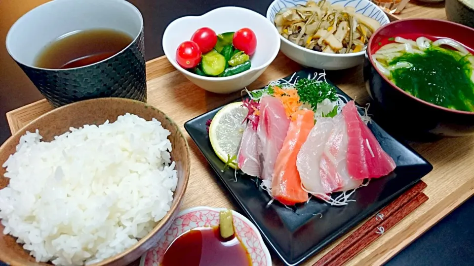 刺身、干し大根の煮物、キュウリのピリ辛浅漬け、すじ青のりのうどん|けむまきさん