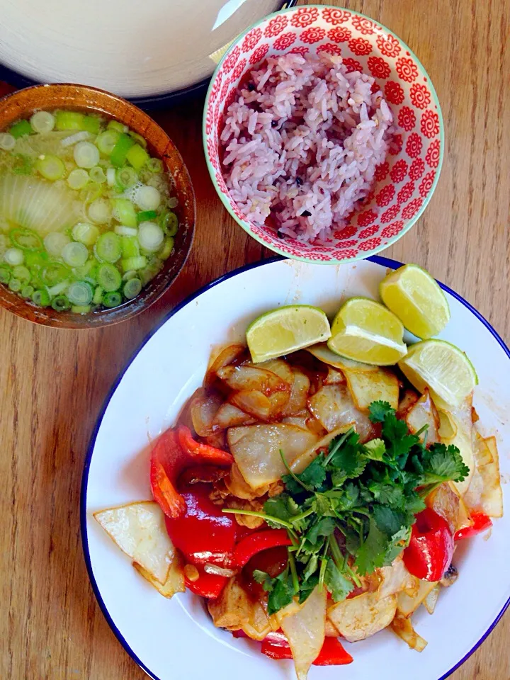 チキンのベトナム風野菜炒めとたまねぎとねぎのお味噌汁と雑穀ご飯|Shioringさん