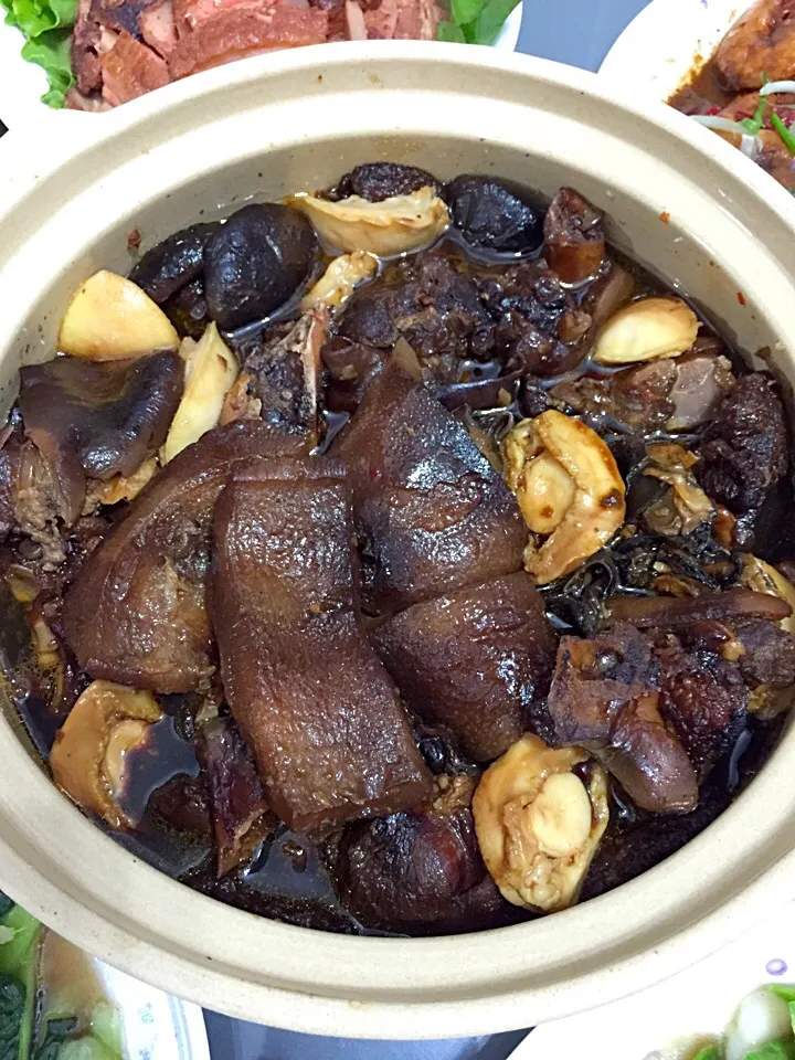 Snapdishの料理写真:stewed pork with sea cucumber|Chocochuさん