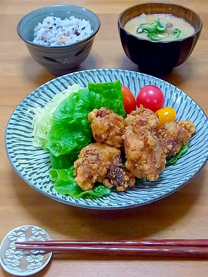 今晩は、唐揚げ定食(^^) 、粕汁、雑穀ご飯

お昼にチェンマイ料理を食べ過ぎて、晩御飯を作る気がせず(^^;;
息子の好きな唐揚げでパパッと晩御飯。

昨日の豚汁の残りに酒粕を入れて粕汁完了。
下味を付けてあった鳥肉を揚げて、はい揚げたて！

キャベツは田舎から送ってくれた春キャベツで柔らかくて食べやすいもの。

今|akazawa3さん