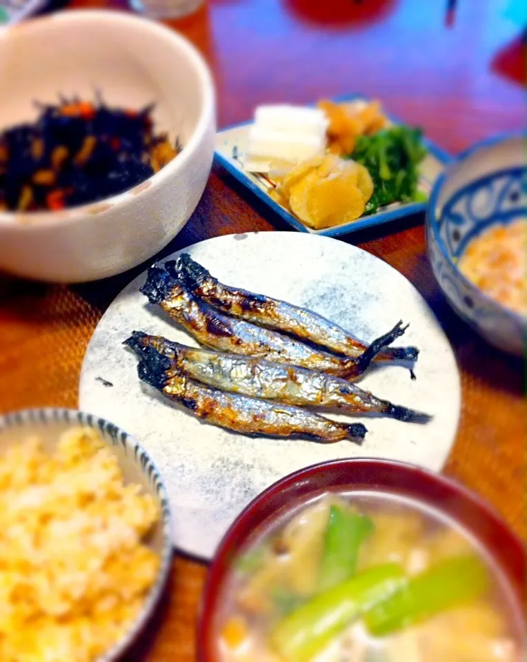 ひじき・ししゃも・納豆・しめじと小松菜の味噌汁・漬物の朝ご飯|板坂智夫さん