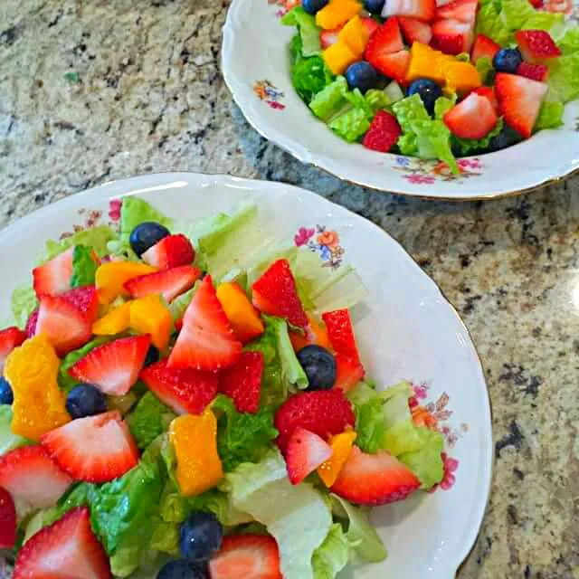 This says, SUMMMMMMMEERRRRR. In my Olfa voice.  Summer Berry Salad. #vegan #Raw #rawfood #whatveganseat #instafood #yogamind #yoga #purefood @setthetablewithlov|lisaさん