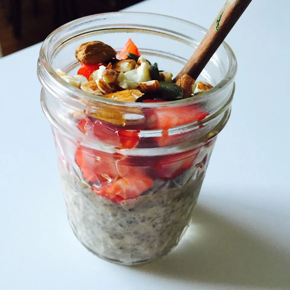 Chia seed pudding with strawberries, almonds, & pumpkin seeds|victoria valerioさん