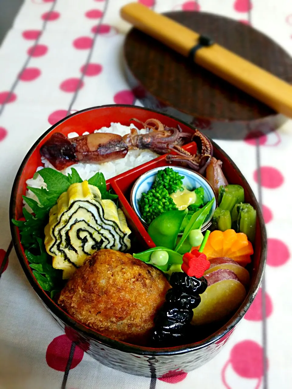 《木曜日のお弁当》

・イカ煮　ドン～❣
・手作りコロッケ
・菜の花の酢味噌
・磯部だし巻き玉子
・野沢菜
・手作り黒豆
・レモン煮さつま芋

行ってらっしゃい～♡|藤田 まり子さん