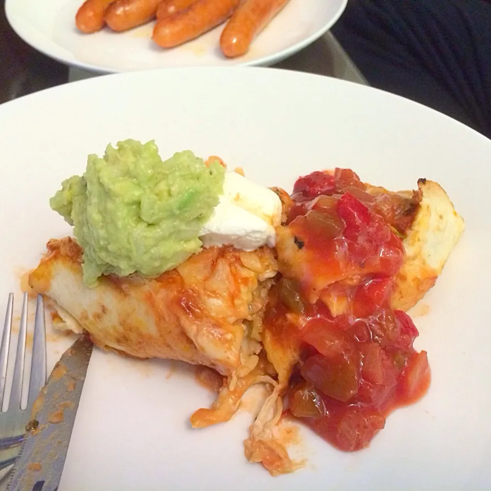 Chicken Enchiladas with sour cream, guacamole and salsa|Kath Kanekoさん