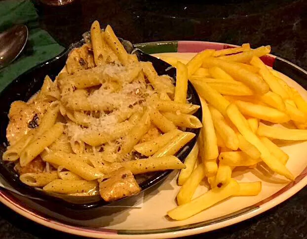 Blue Cheese Chicken Pasta|Nicole Avisさん