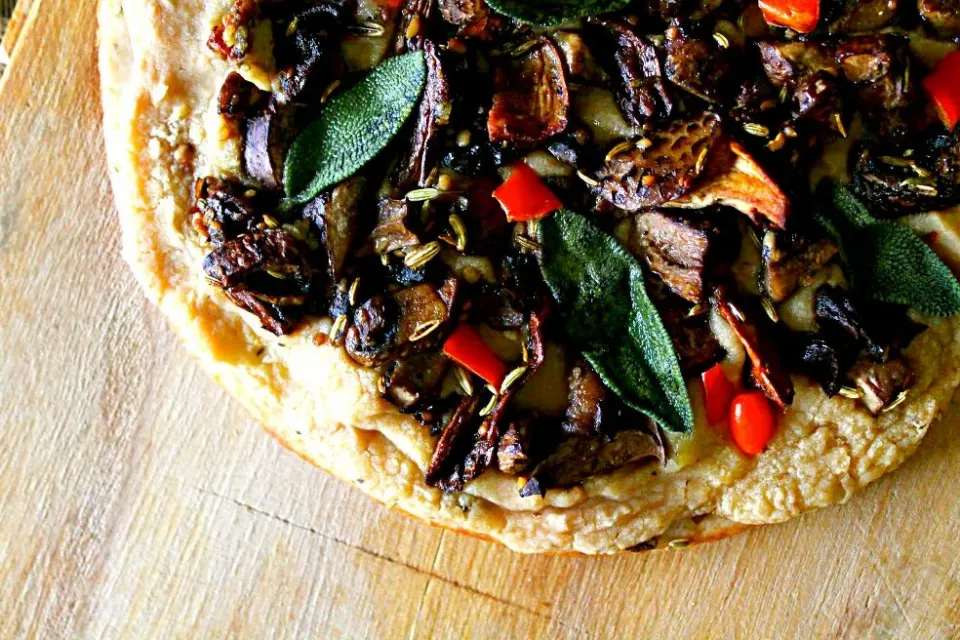 Vegan Gluten free Mushroom and Sage pizza with a Spicy White Bean spread.  #vegan #vegetarian #vegetarianfood #energyfood #plantbased#mushroom#redbellpppers#gar|lisaさん