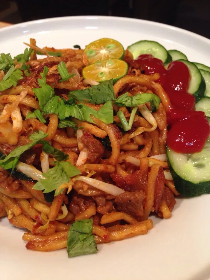 Fried Egg Noodles with Meat & Potatoes. Mee Goreng|Joha Hassanさん