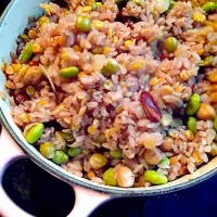 豆パエリアです。ホントは白ワインなのを赤ワインを使ったので、赤飯みたいです。|もはら ゆきのさん