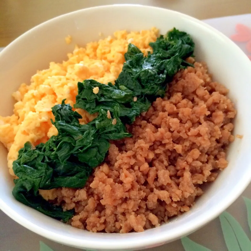 Snapdishの料理写真:3色丼でブランチ🍚🍚🍚|かずみさん