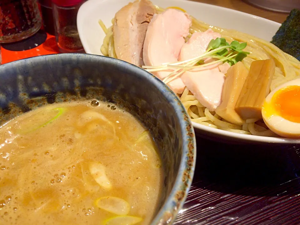 Snapdishの料理写真:神戸 六甲道  麺ヒキュウ   鶏白湯魚介つけ麺|Ztlコミュニケーションズさん