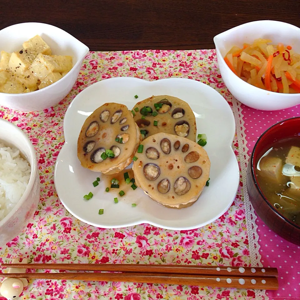 鶏肉の蓮根はさみ焼き、豆腐ステーキ、大根とにんじんの炒め煮、お味噌汁、白米|にゅきさん