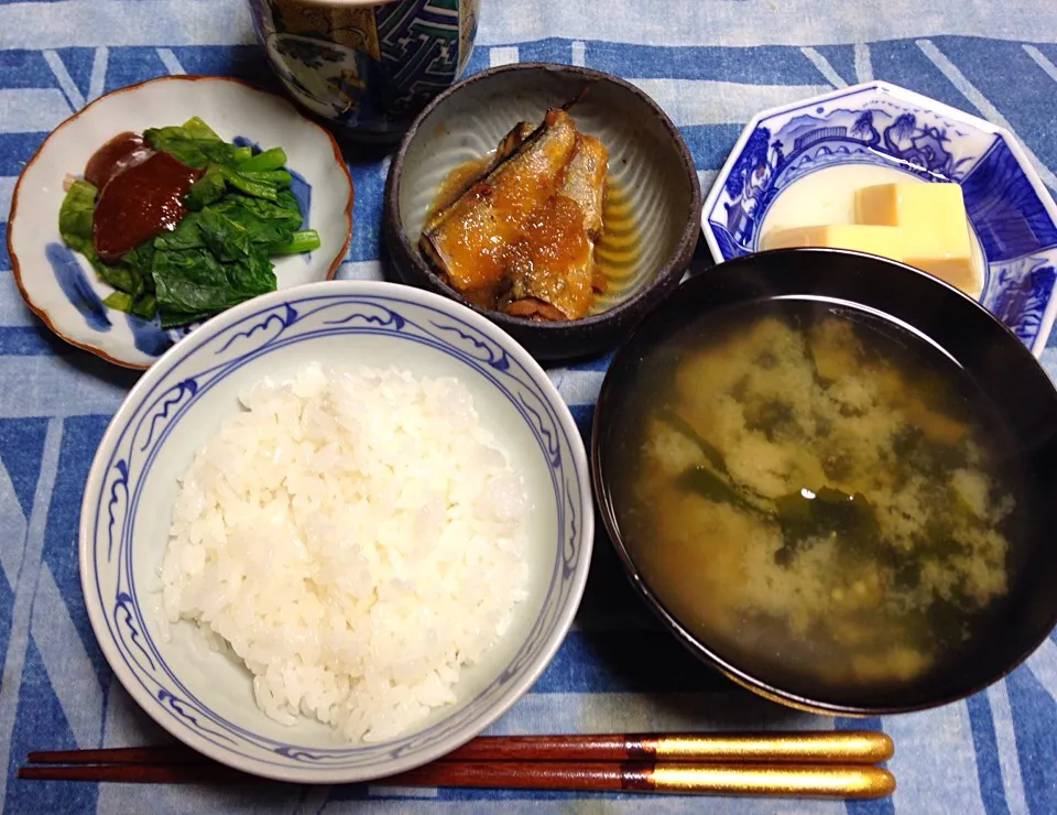 Snapdishの料理写真:20150217朝食。ほうれん草のごま味噌かけ。サンマのミゾレ和え(缶詰)。卵豆腐。ワカメの味噌汁。|Keiko Moritaさん