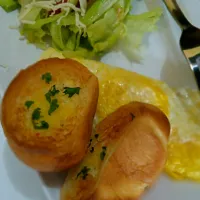 Fried Egg, with Garlic Bread and Homemade Salad|Ren Setiawanさん