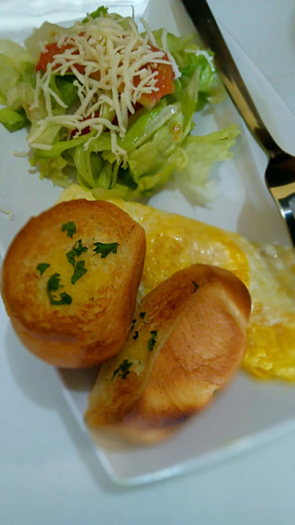 Fried Egg, with Garlic Bread and Homemade Salad|Ren Setiawanさん