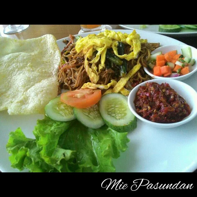 Mie goreng Pasundan (Pasundan Fried Noodle) #Fried Noodles #mie #Indonesian cuisine #Masakan Indonesia|Micko Saychoさん