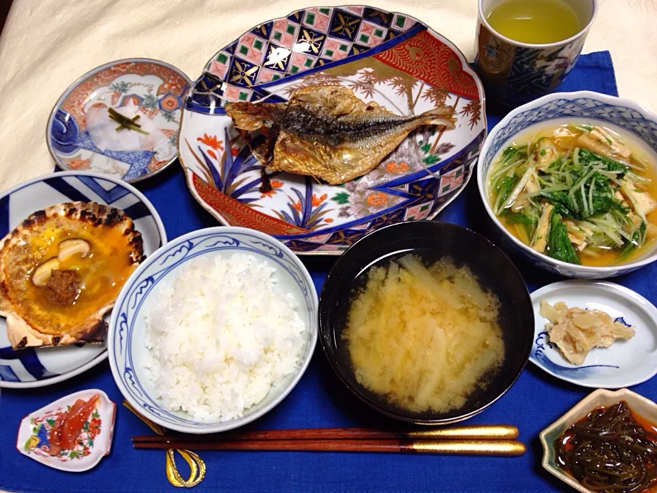 20150217夕食。イカ明太。青森で買った「貝焼きの素」、味噌ダレと帆立貝とウニを、帆立貝の貝殻に入れて温め、溶き卵を加えて、軽く火が入ったところで、出来上がり。千枚漬け。アジの開きの素揚げ。油揚げと水菜の煮浸し。山海わさび漬け。子持ちメカブ。大根の味噌汁。煎茶。ごはん。|Keiko Moritaさん