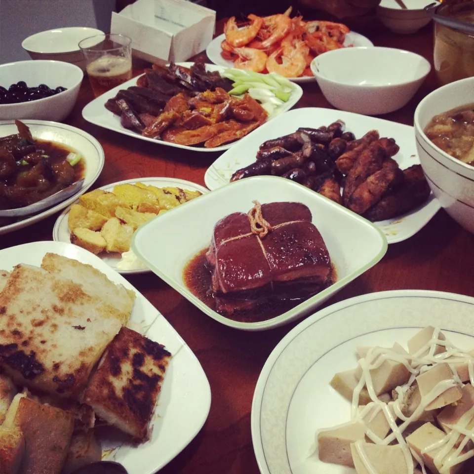 Chinese new year eve dinner with family|Elaineさん