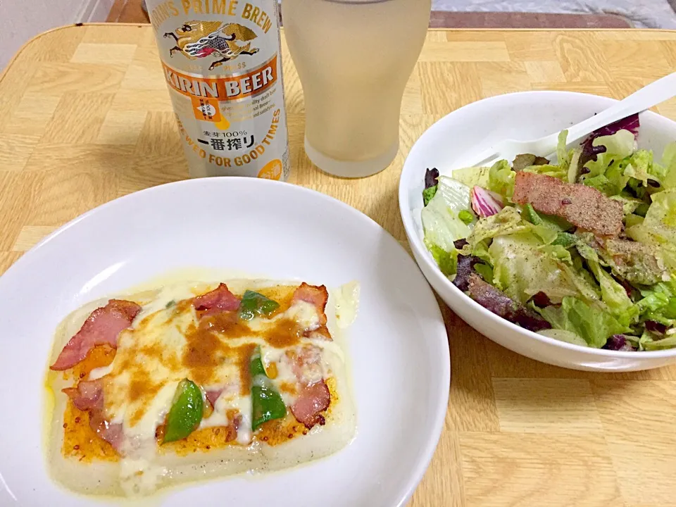 Snapdishの料理写真:お餅ピザ・紫蘇風味の和風サラダ|Tarou  Masayukiさん