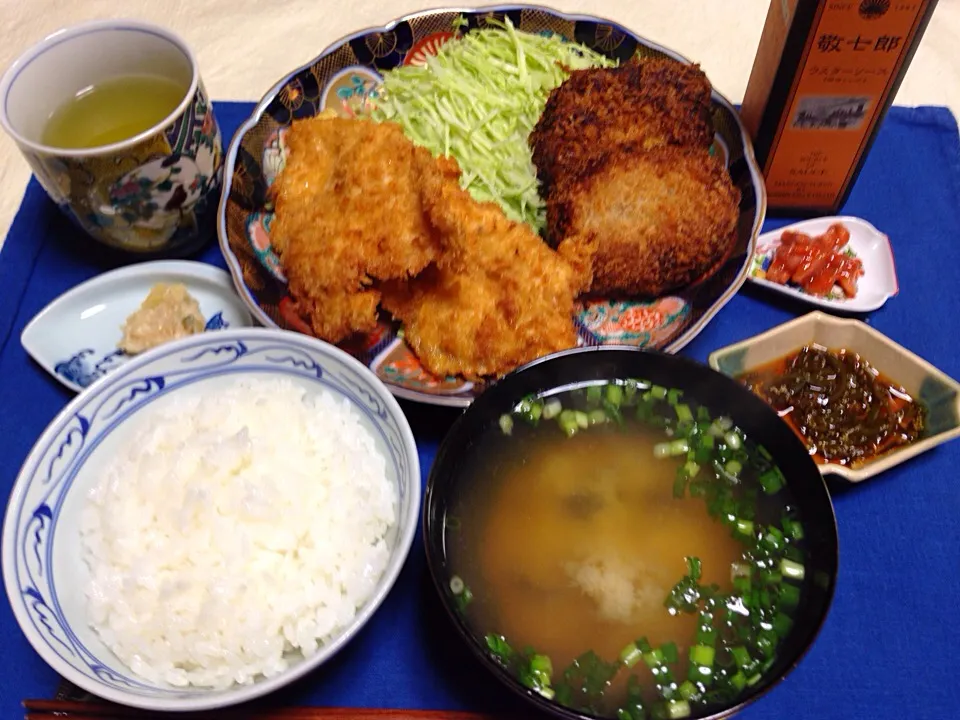 20150218夕食。ごはん。山海わさび漬け。煎茶。チキンカツ、コロッケ(芋ッケ？)、キャベツの千切りに、神戸土産の敬七郎ソース(ウスターソースの明治時代のレシピ)を添えて。イカ明太。子持ちメカブ。シジミの味噌汁,|Keiko Moritaさん