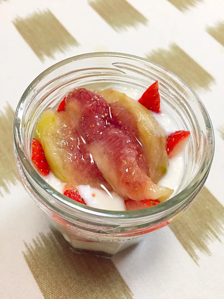 Tomorrow's yogurt strawberries and frozen fig❤️|YDKOさん