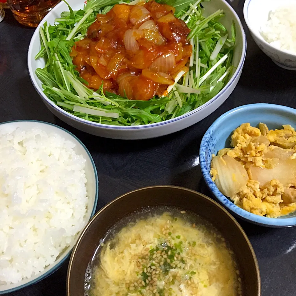 Snapdishの料理写真:今日の晩ご飯は、エビチリ(水菜座布団)、鶏肉と白菜の卵とじ、中華風かきたま生姜スープ。|ゆえさん