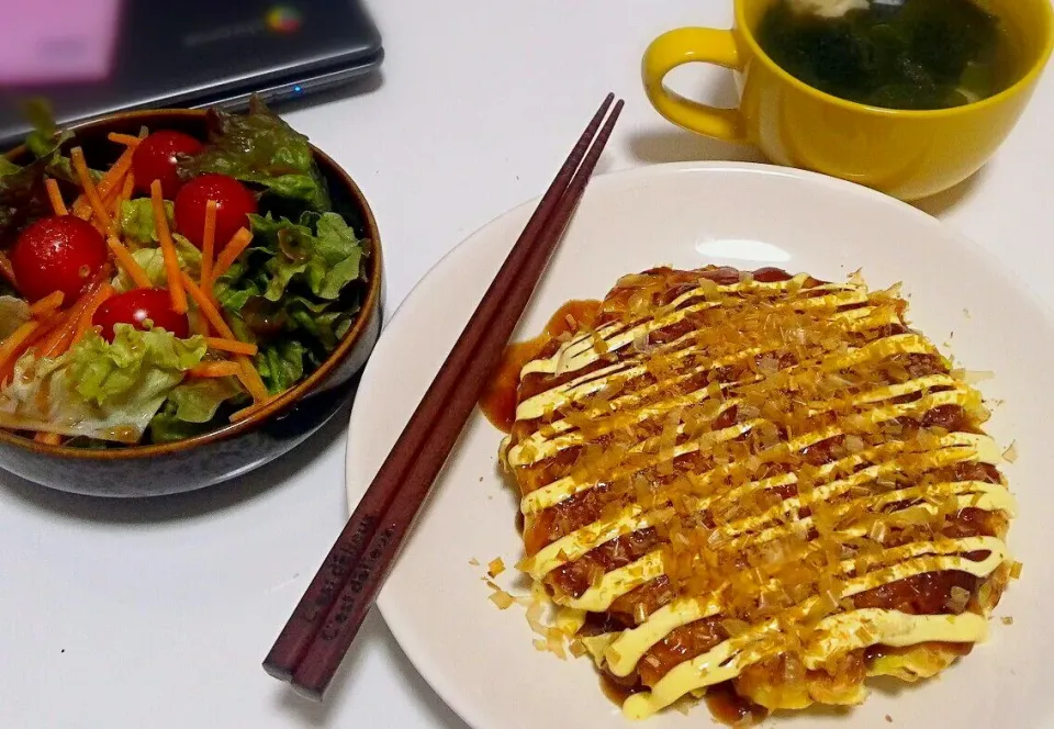 お好み焼き・鶏肉とワカメの鳥ガラスープ・サラダ|chocoさん