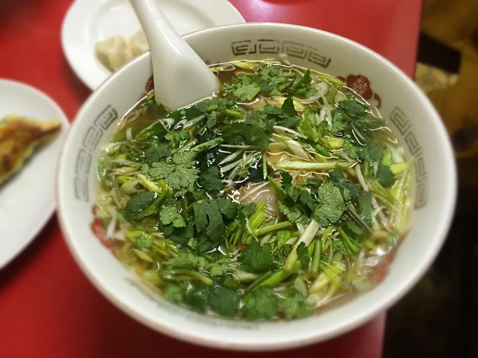 Snapdishの料理写真:ニンニクの葉ラーメン香菜（パクチー）入り|Tsuyoshi Kawakamiさん