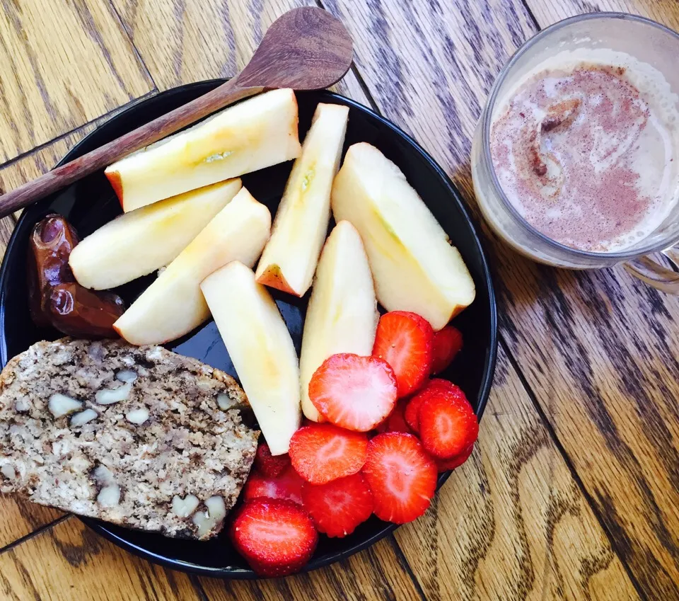 Whole wheat vegan banana bread with chai tea latte, apples, strawberries and dates|victoria valerioさん