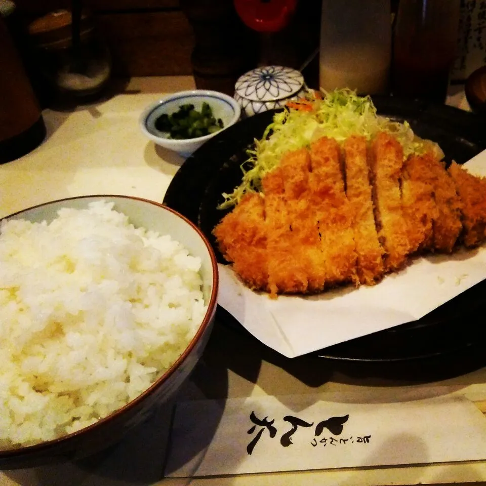 とんかつ とん太のロースカツ定食、1020円。
ご飯の大盛りは50円増しです。|東京ライオンズさん