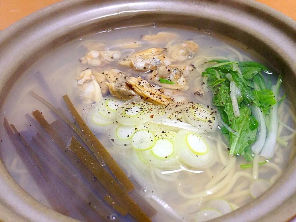 Snapdishの料理写真:昨晩のあさり湯豆腐の出汁で、あさり塩ラーメン!  (^-^)|Kei Satoさん