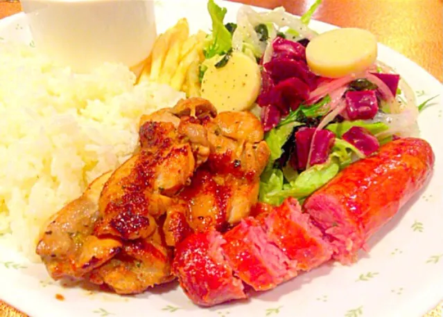 焼きソーセージと鳥肉 - fried sausage & chicken on rice with salad ❤️😋✨|Liezlさん